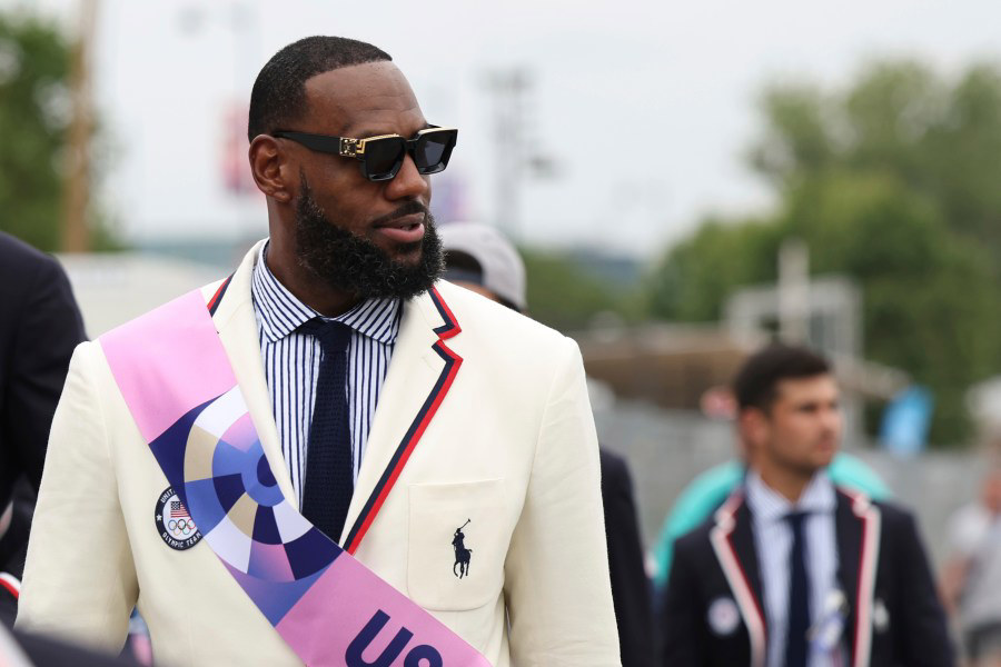 2025 Met Gala: LeBron James Out Due To Ongoing Knee Issue 2025 Met Gala: LeBron James Out Due To Ongoing Knee Issue
