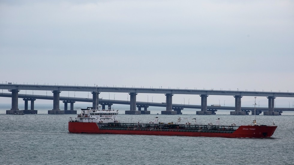 62 Miles Of Black Sea Coastline Closed Due To Oil Spill In Russia 62 Miles Of Black Sea Coastline Closed Due To Oil Spill In Russia