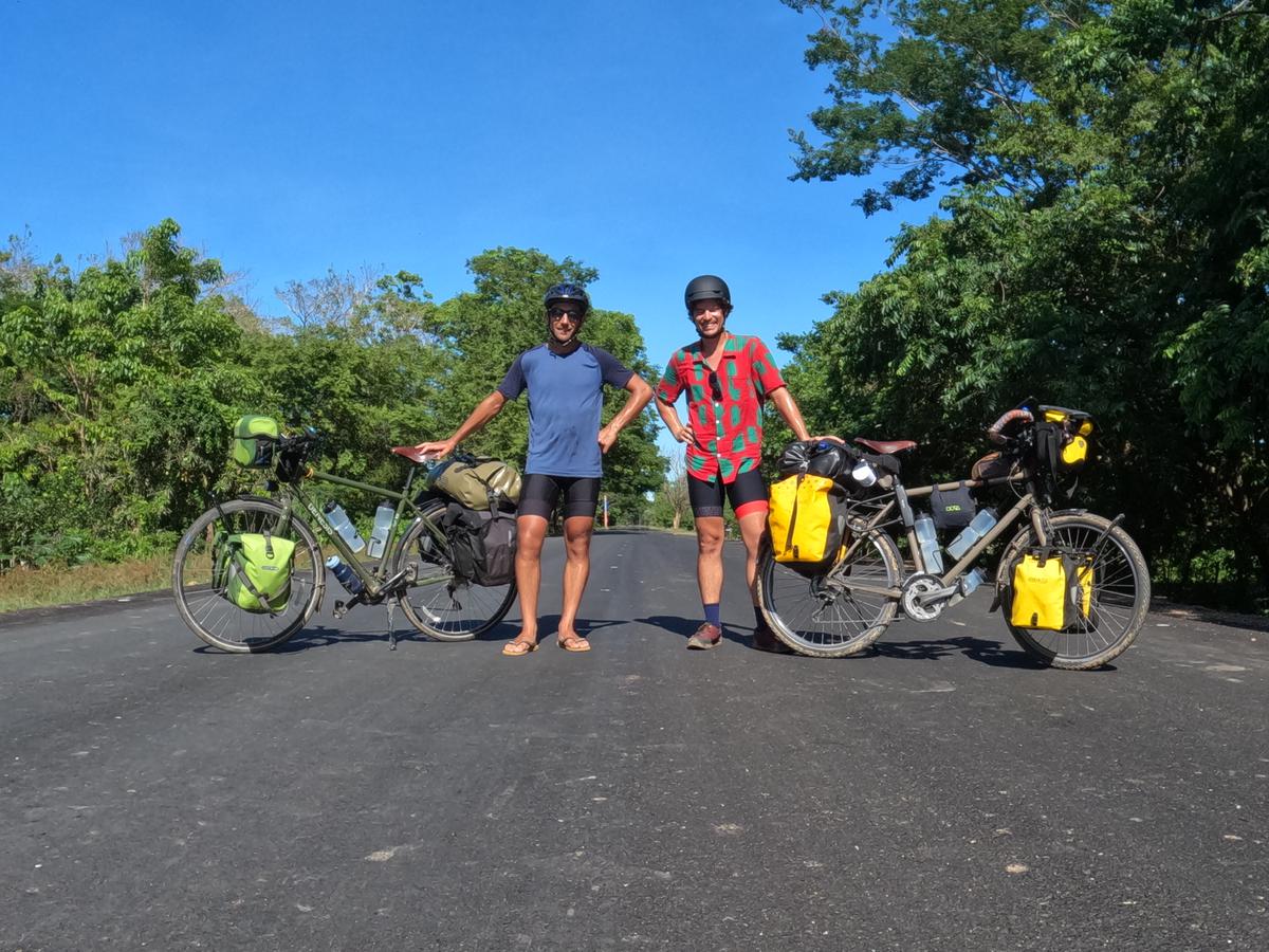 8000 Km À Vélo : Le Pari Fou De Trois Jeunes Du Bocage Ornais 8000 Km À Vélo : Le Pari Fou De Trois Jeunes Du Bocage Ornais