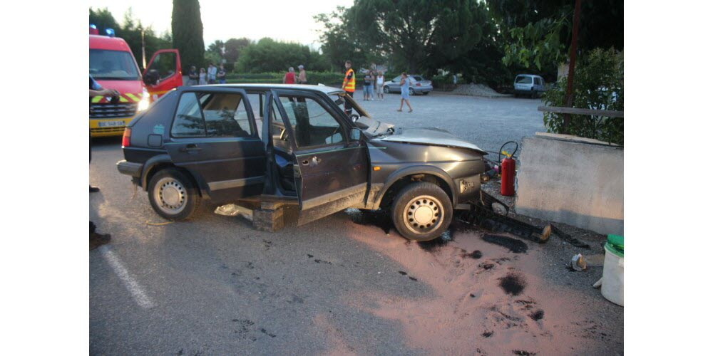 Accident À Dijon : Voiture Contre Un Mur Rue Michel-Servet, Le Conducteur Se Constitue Prisonnier Accident À Dijon : Voiture Contre Un Mur Rue Michel-Servet, Le Conducteur Se Constitue Prisonnier