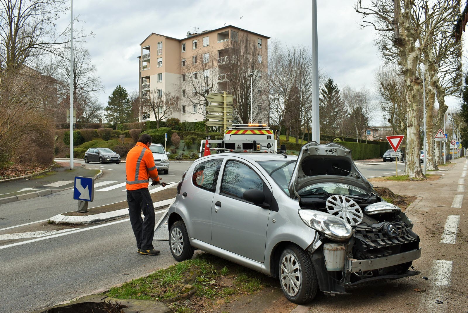 Accident À Dijon : Voiture Percute Un Mur Rue Michel-Servet, Le Conducteur Se Livre Accident À Dijon : Voiture Percute Un Mur Rue Michel-Servet, Le Conducteur Se Livre