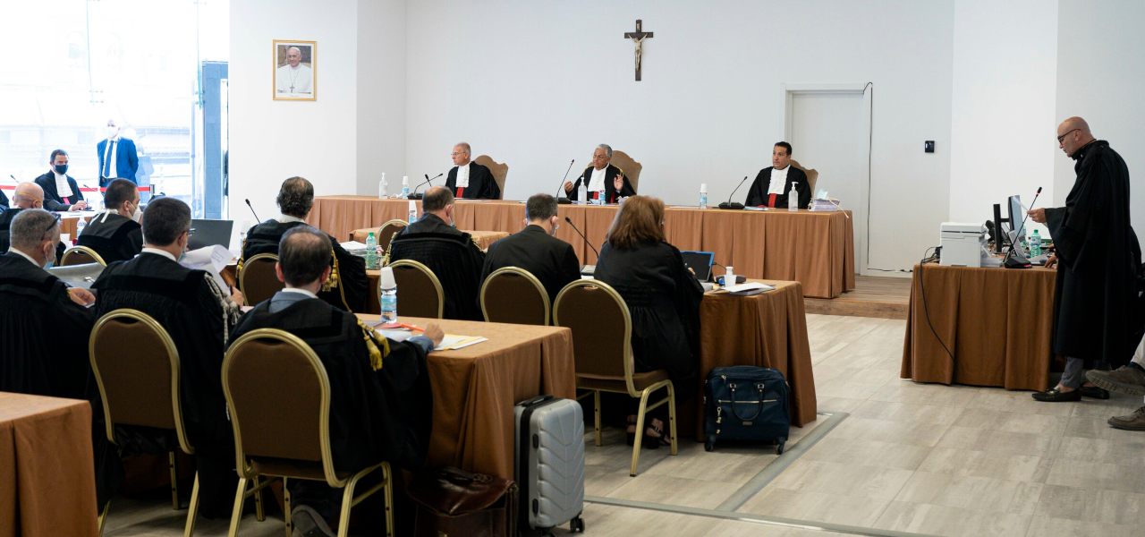 Accuse E Contro-accuse: Le Chat Pubblicate Da Domani Nel Caso Becciu Accuse E Contro-accuse: Le Chat Pubblicate Da Domani Nel Caso Becciu