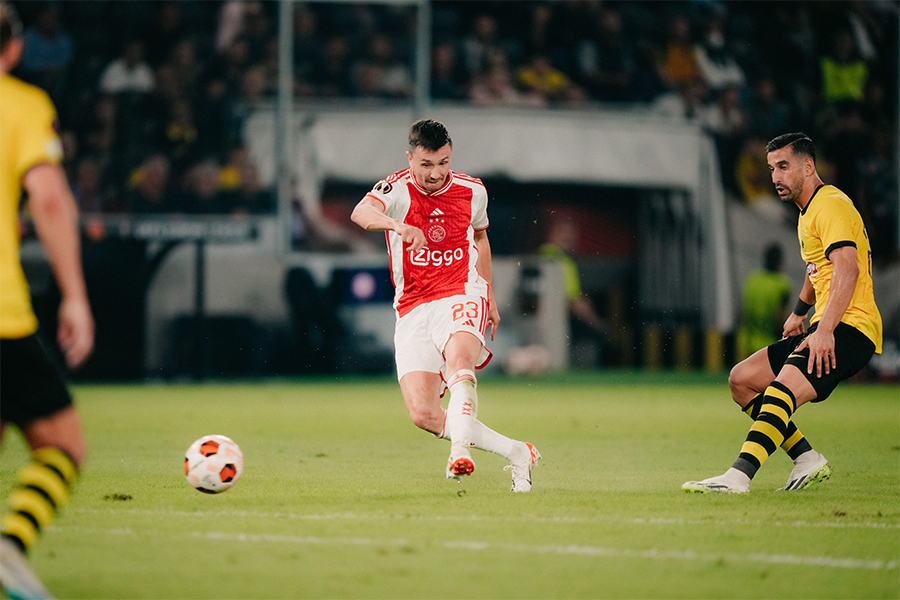 Ajax Extend Lead To Six Points Despite Refereeing Controversy Against AZ Ajax Extend Lead To Six Points Despite Refereeing Controversy Against AZ