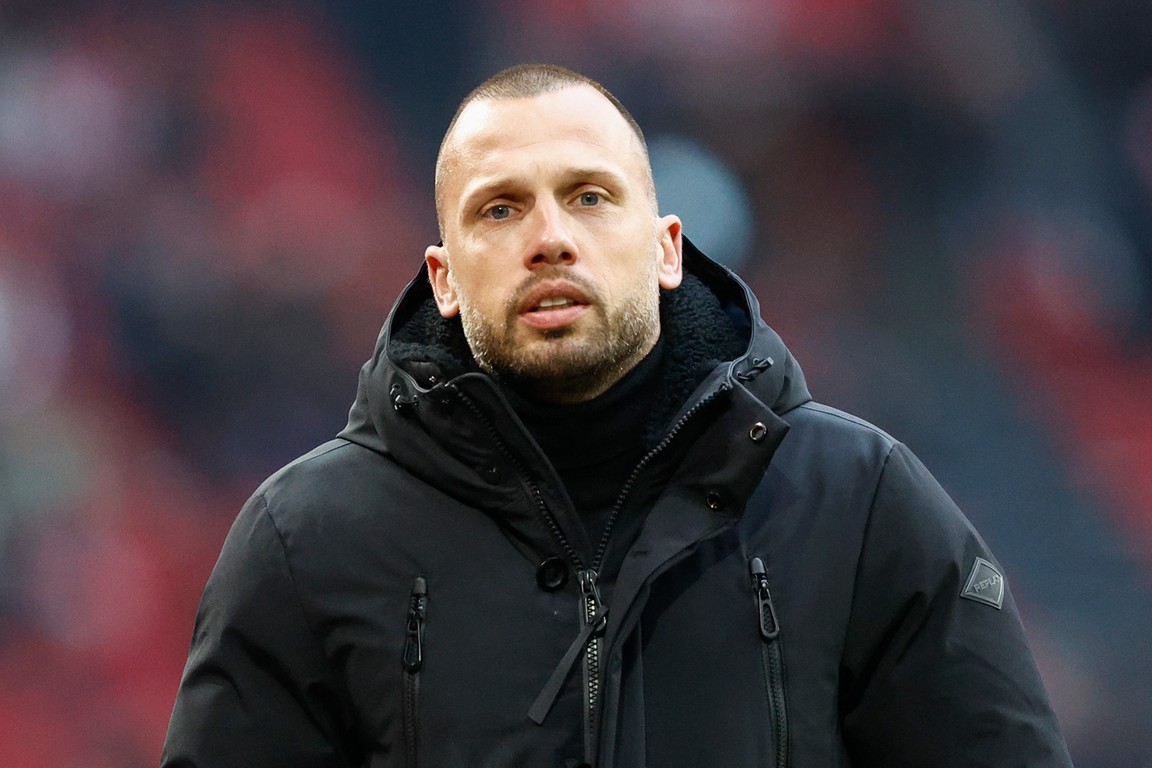 Ajax In Gesprek Met Heitinga Over Trainerschap Ajax In Gesprek Met Heitinga Over Trainerschap