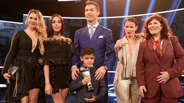 Al Nassr'ın Cristiano Ronaldo Transferi: Resmi Açıklama Bekleniyor Al Nassr'ın Cristiano Ronaldo Transferi: Resmi Açıklama Bekleniyor