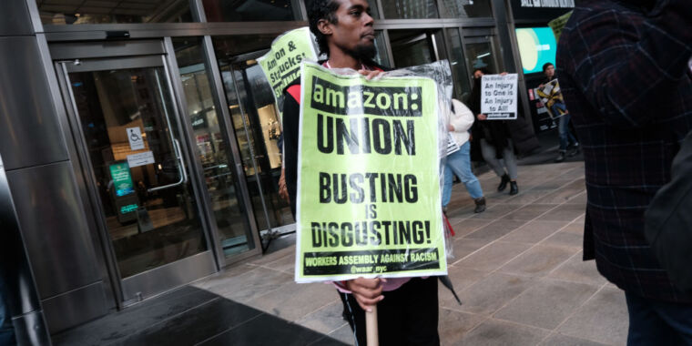 Amazon Faces Union Challenge Over Quebec Warehouse Closures Amazon Faces Union Challenge Over Quebec Warehouse Closures