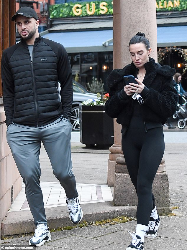 Annie Kilner Shows Off Huge Diamond Ring After Walker Sighting Annie Kilner Shows Off Huge Diamond Ring After Walker Sighting