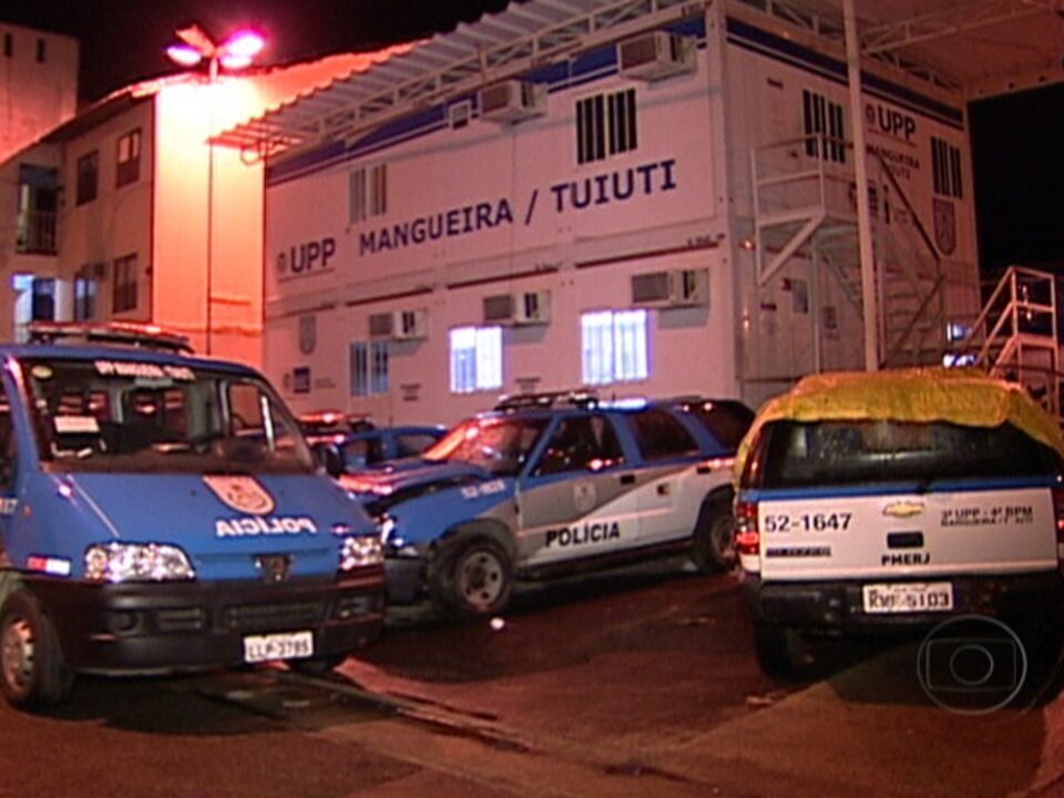 Bandidos Atacam Policiais: Cerco Rompido, Dois Feridos Bandidos Atacam Policiais: Cerco Rompido, Dois Feridos