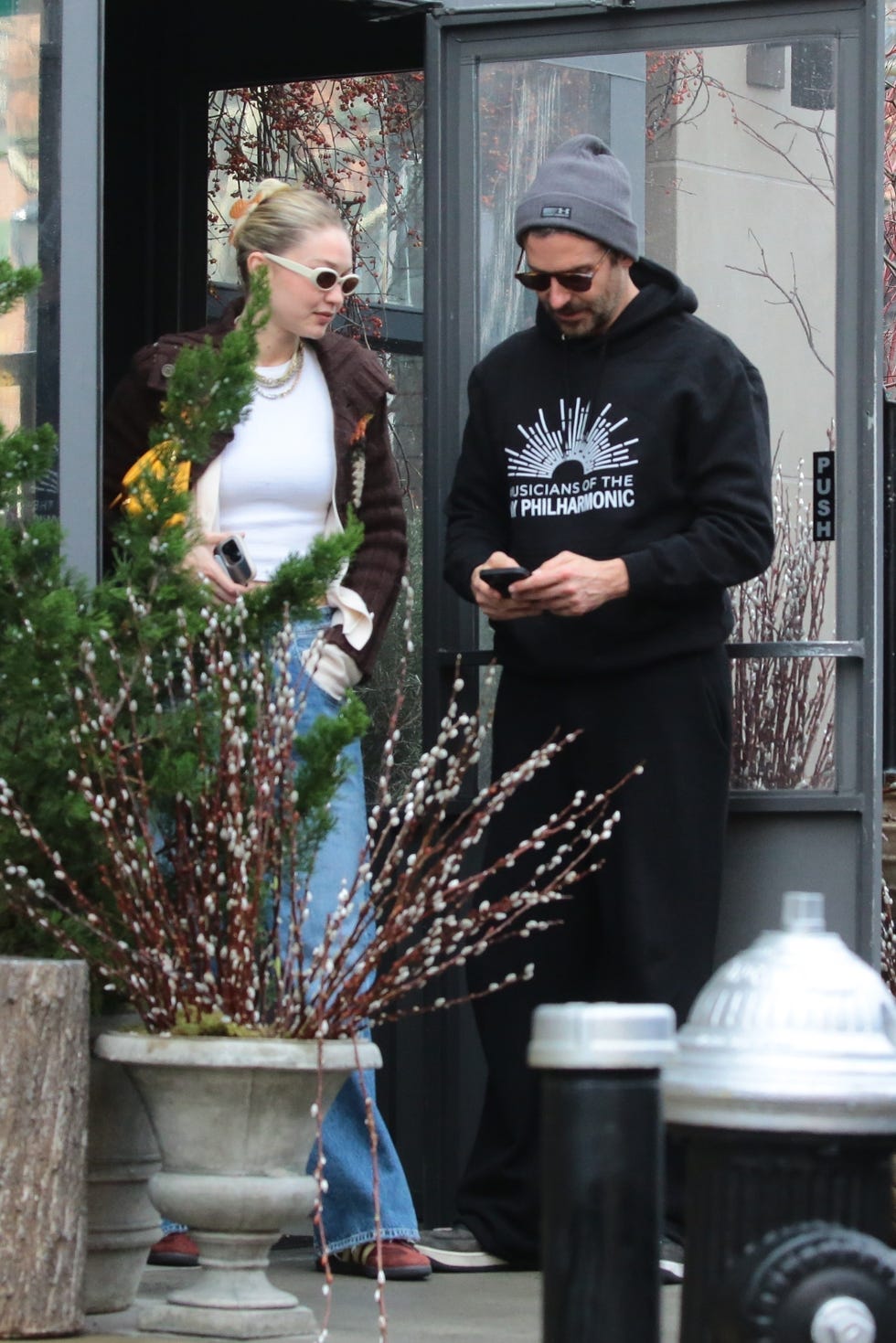 Bradley Cooper And Leonardo DiCaprio: Gigi Hadid's Dating Dilemma Bradley Cooper And Leonardo DiCaprio: Gigi Hadid's Dating Dilemma