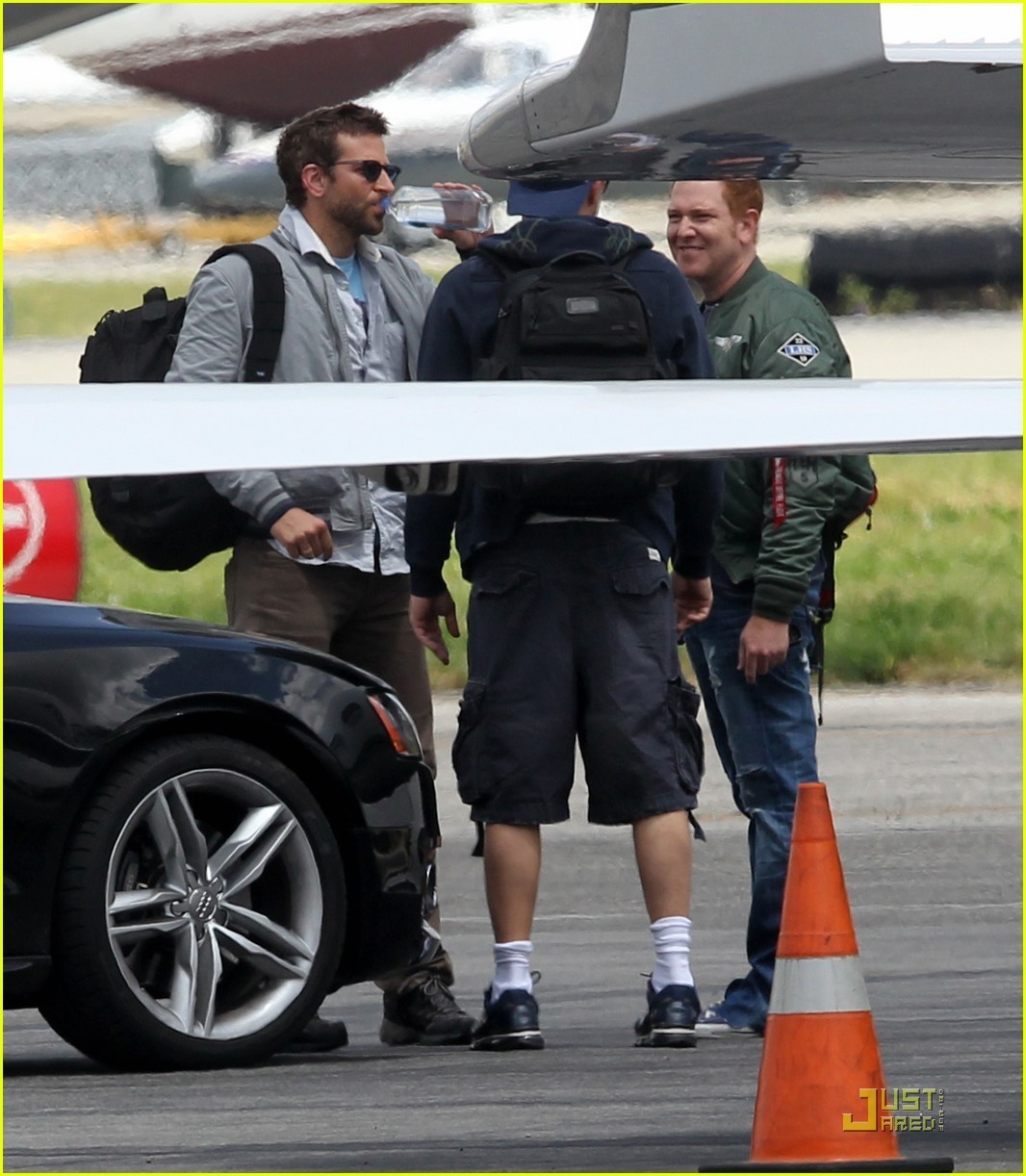 Bradley Cooper Sidesteps Leonardo DiCaprio Amidst Gigi Hadid Romance Bradley Cooper Sidesteps Leonardo DiCaprio Amidst Gigi Hadid Romance