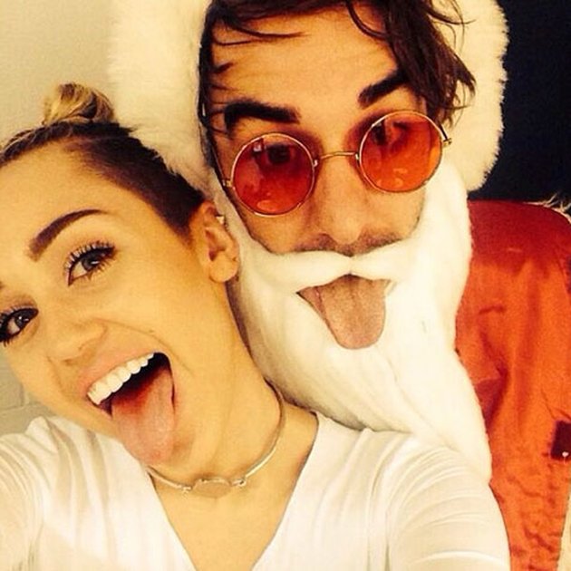 Busana Miley Cyrus: Ekspresi Berbagai Cerita Busana Miley Cyrus: Ekspresi Berbagai Cerita