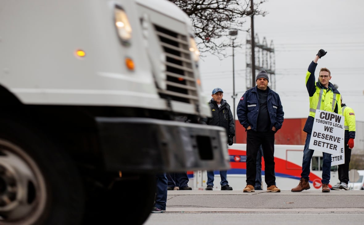 Canada Post On The Brink: Another Strike Possible This Month Canada Post On The Brink: Another Strike Possible This Month