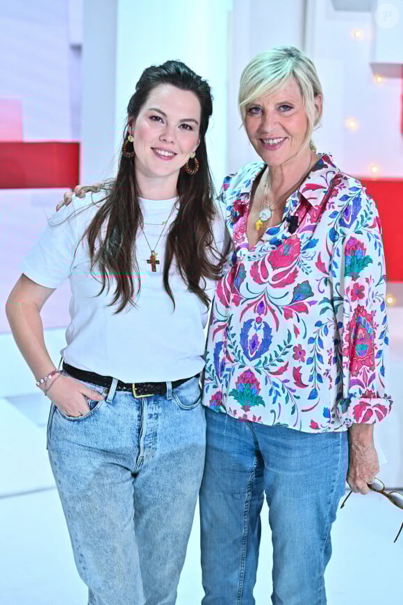 Chantal Ladesou Et Sa Famille: Un Havre De Paix À La Campagne Chantal Ladesou Et Sa Famille: Un Havre De Paix À La Campagne