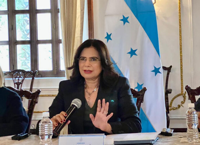 Choque De Posturas: Rixi Moncada Vs. Cossette López Choque De Posturas: Rixi Moncada Vs. Cossette López