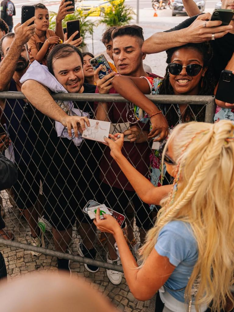 Christina Aguilera: Fan's Inappropriate Kiss Sparks Debate Christina Aguilera: Fan's Inappropriate Kiss Sparks Debate