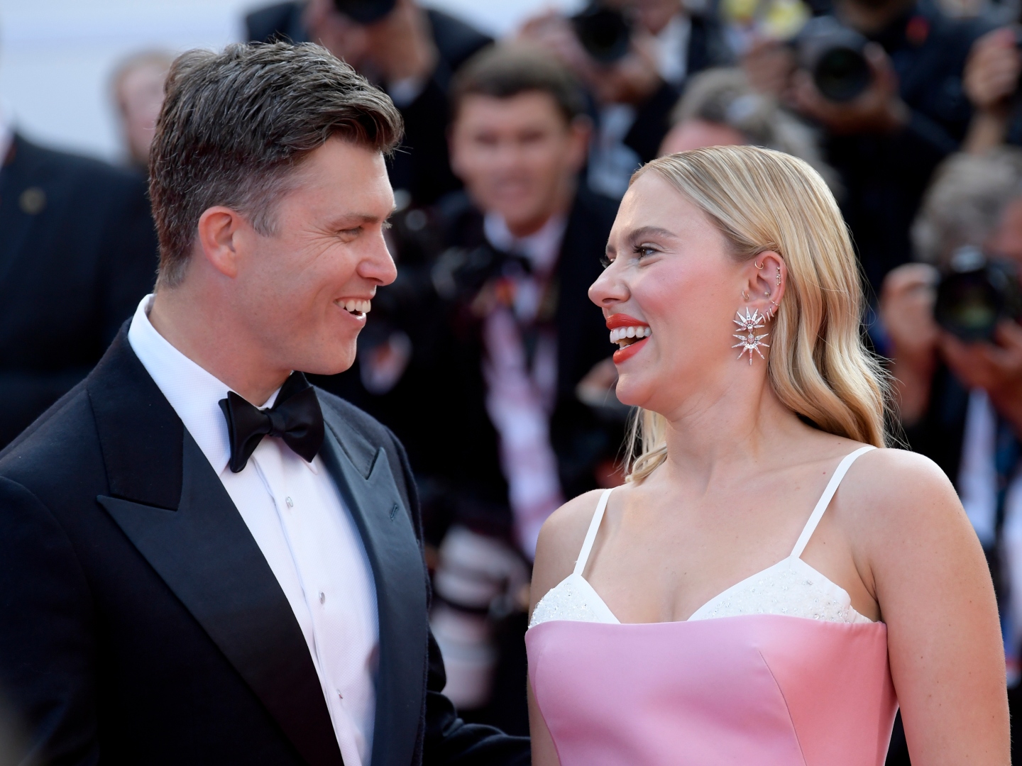 Colin Jost And Scarlett Johansson's Income Disparity: Public Reaction And Analysis Colin Jost And Scarlett Johansson's Income Disparity: Public Reaction And Analysis