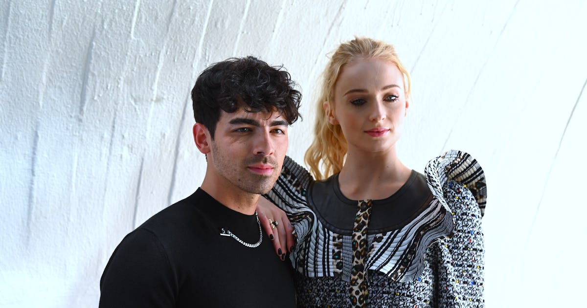Couple Fights Over Joe Jonas; His Reaction Is Golden Couple Fights Over Joe Jonas; His Reaction Is Golden