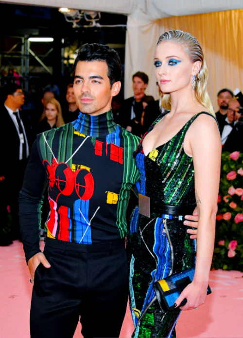 Couple Fights Over Joe Jonas; His Reaction Will Surprise You Couple Fights Over Joe Jonas; His Reaction Will Surprise You