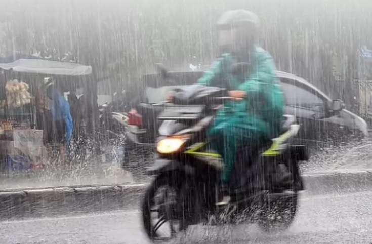 Cuaca Ekstrem Di Jawa Timur: Hujan Lebat Dan Petir Diprediksi Besok (29/3)