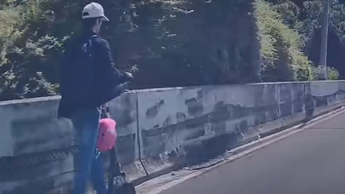 Dashcam Captures E-Scooter On Busy Auckland Southern Motorway Section Dashcam Captures E-Scooter On Busy Auckland Southern Motorway Section
