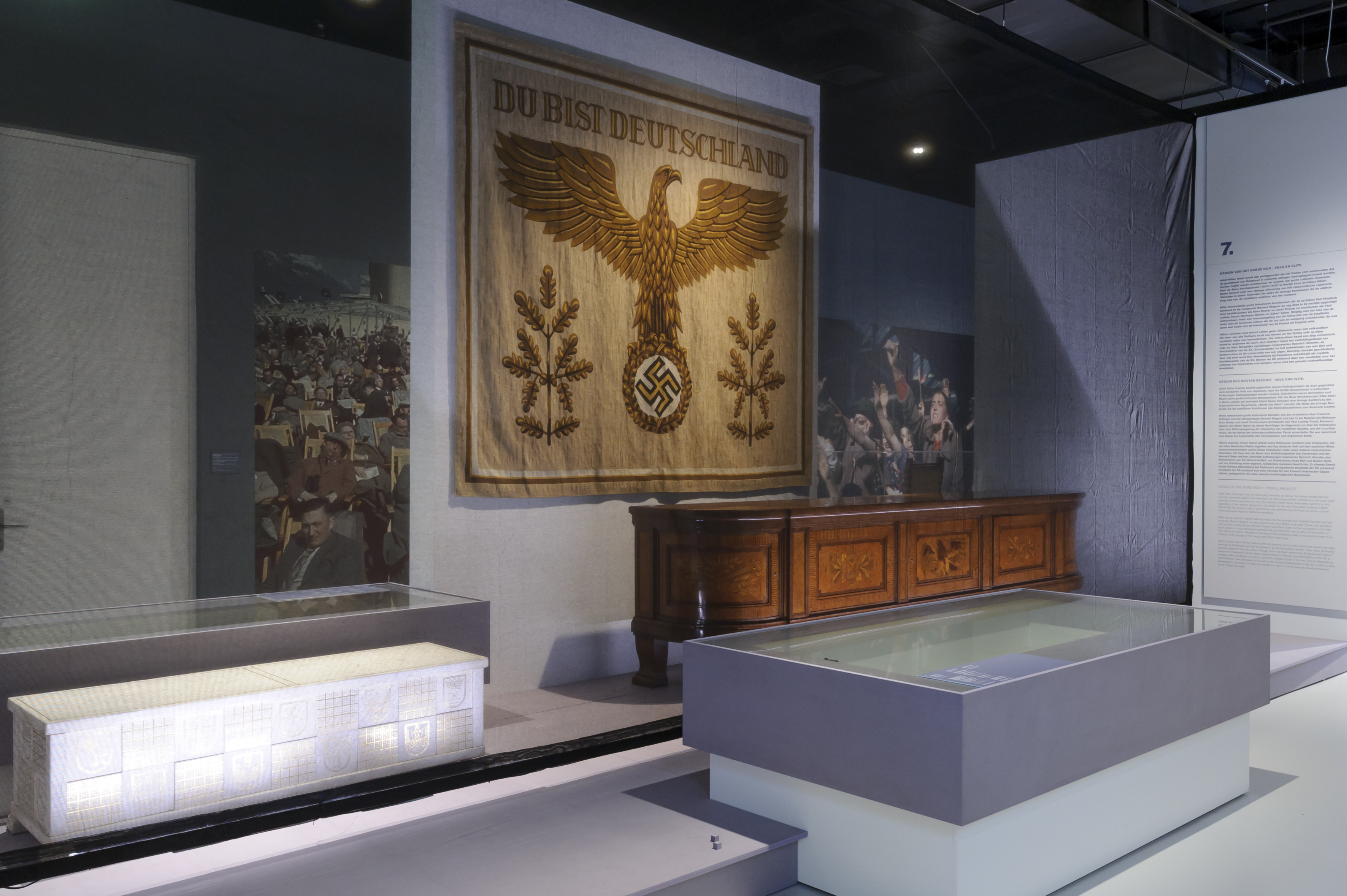 De Laatste Dagen Van Het Derde Rijk: Een Beoordeling Van Bert Natters' Roman De Laatste Dagen Van Het Derde Rijk: Een Beoordeling Van Bert Natters' Roman