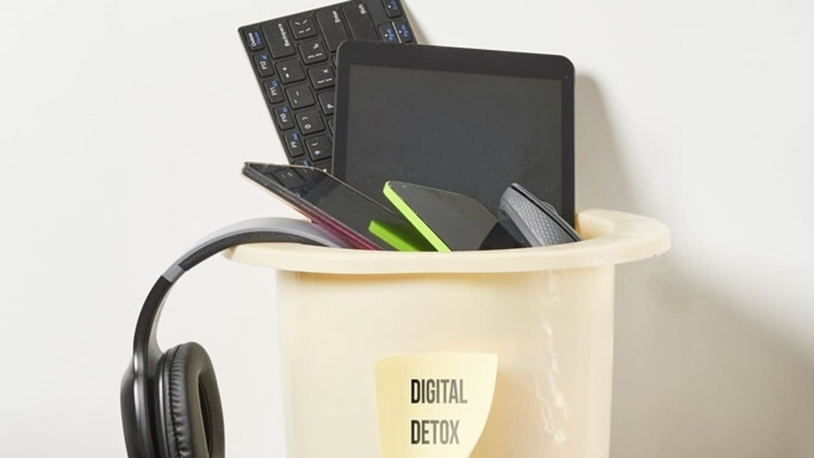 Digital Detox For Families: A Guide To A Screen-Free Week Digital Detox For Families: A Guide To A Screen-Free Week