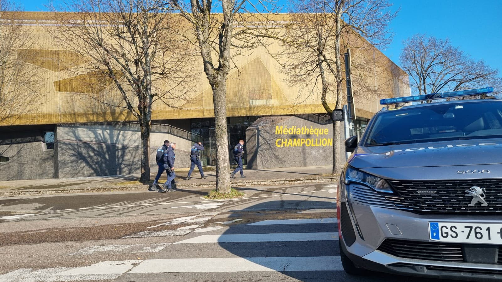 Dijon : Intervention Urgente Des Pompiers Pour Un Incendie À La Médiathèque Champollion Dijon : Intervention Urgente Des Pompiers Pour Un Incendie À La Médiathèque Champollion