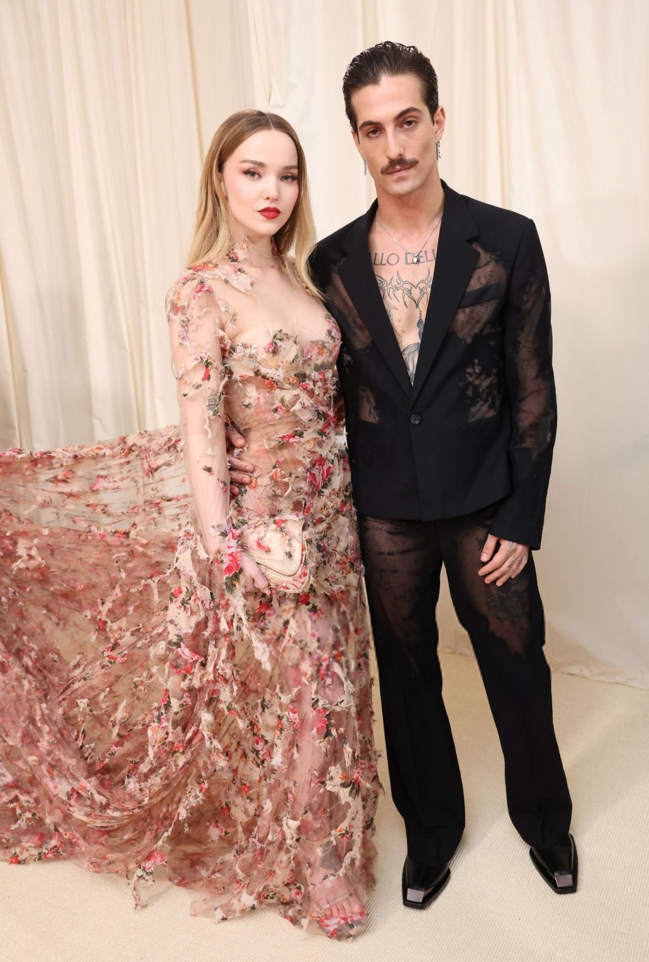 Dove Cameron And Damiano David: Holding Hands In NYC After Tour Announcement Dove Cameron And Damiano David: Holding Hands In NYC After Tour Announcement