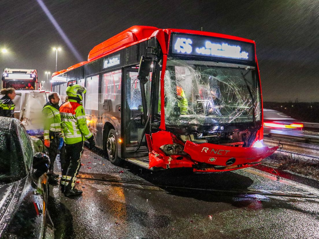Drie Auto's Botsen Op A67: Dodelijke Slachtoffer Uit Venlo Drie Auto's Botsen Op A67: Dodelijke Slachtoffer Uit Venlo