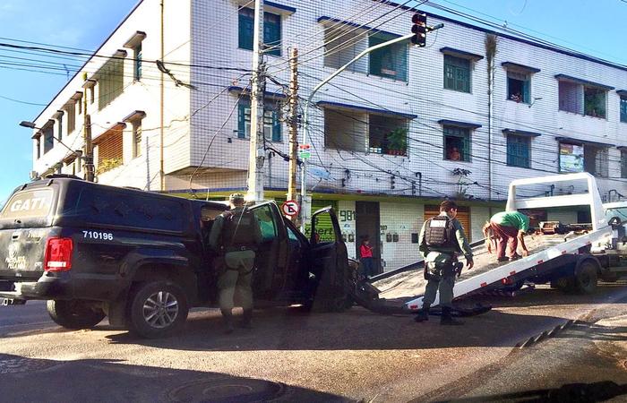 Emboscada Deixa Dois Policiais Feridos: Bandidos Rompem Segurança Emboscada Deixa Dois Policiais Feridos: Bandidos Rompem Segurança