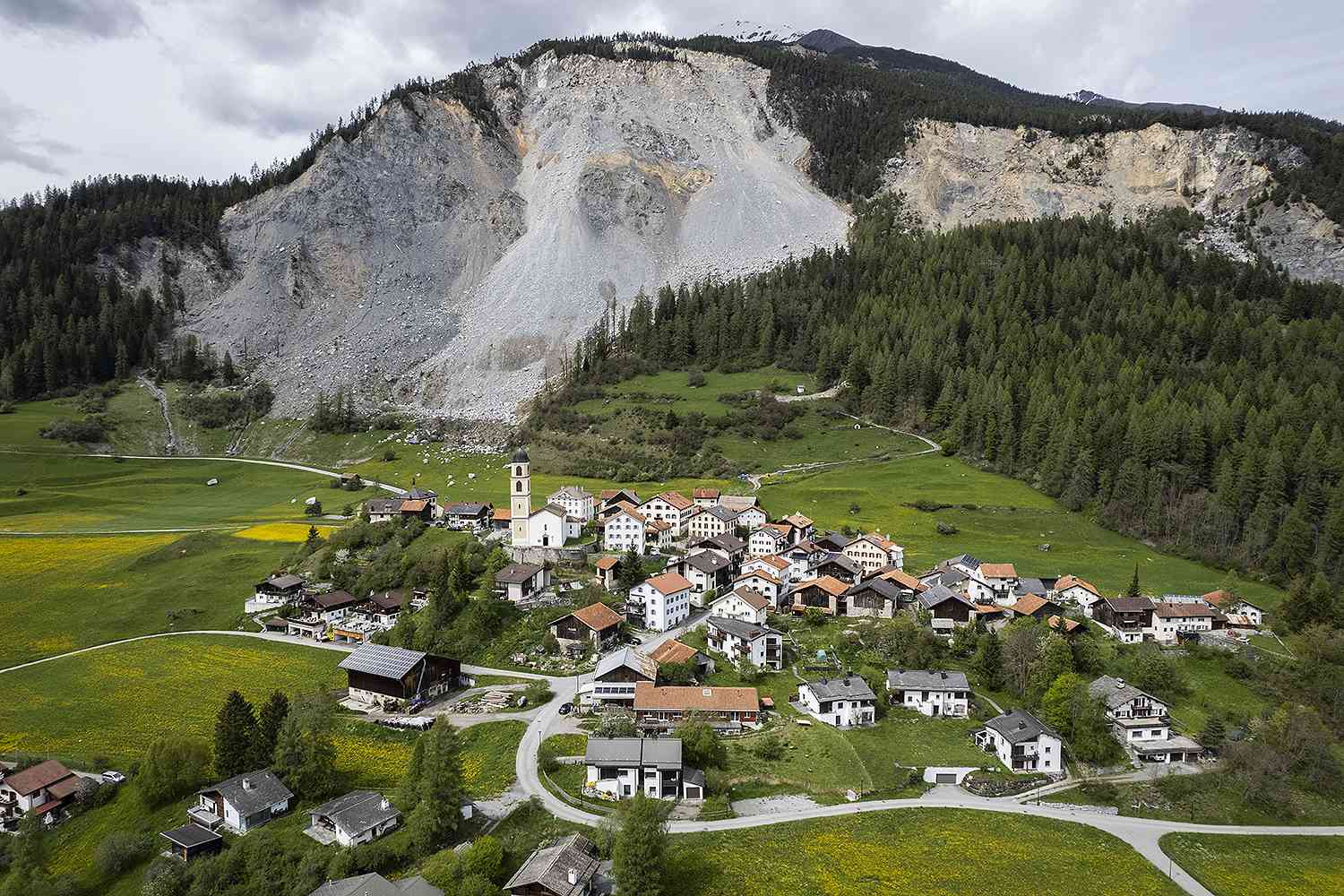 Emergency Airlift: 96 Cows Saved From Isolated Swiss Village Emergency Airlift: 96 Cows Saved From Isolated Swiss Village