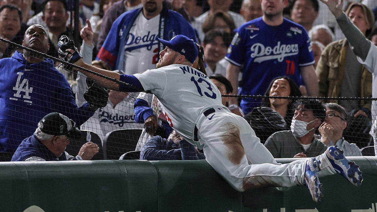 Ex-NFL Quarterback's Unexpected Japan Baseball Grab: Muncy's Fly Ball Ex-NFL Quarterback's Unexpected Japan Baseball Grab: Muncy's Fly Ball