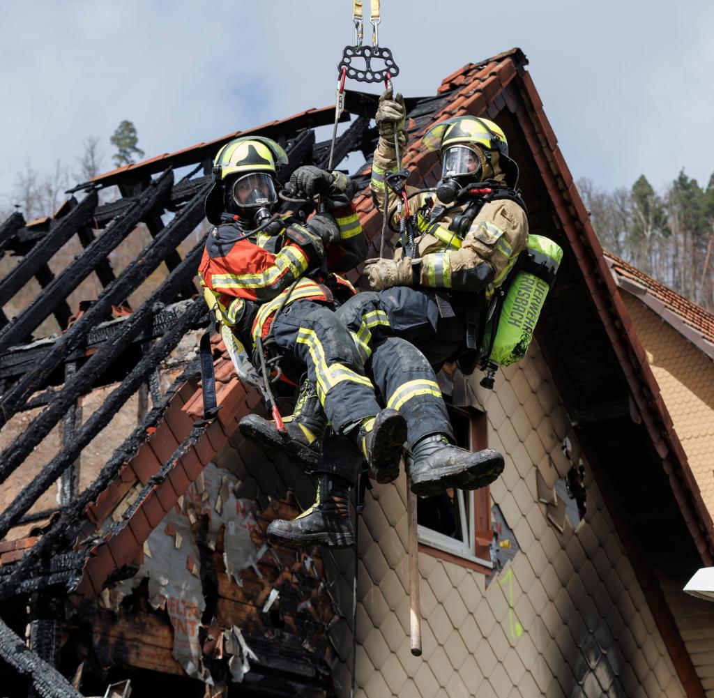 Feuerwehr Findet Leichen Nach Wohnungsbrand In Bad Gottleuba-Berggießhübel Feuerwehr Findet Leichen Nach Wohnungsbrand In Bad Gottleuba-Berggießhübel