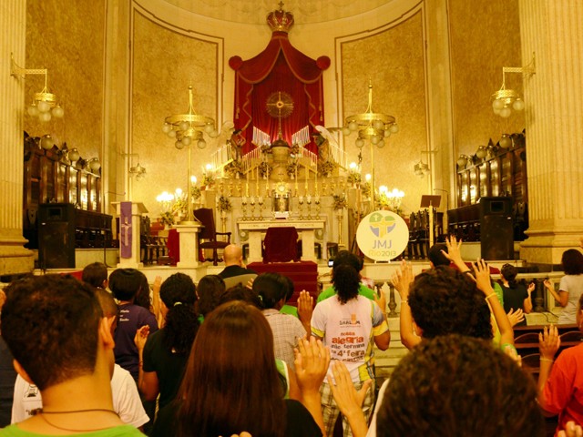 Fiéis Dormem Nas Ruas Do Vaticano Em Vigília Para O Funeral Do Papa Fiéis Dormem Nas Ruas Do Vaticano Em Vigília Para O Funeral Do Papa
