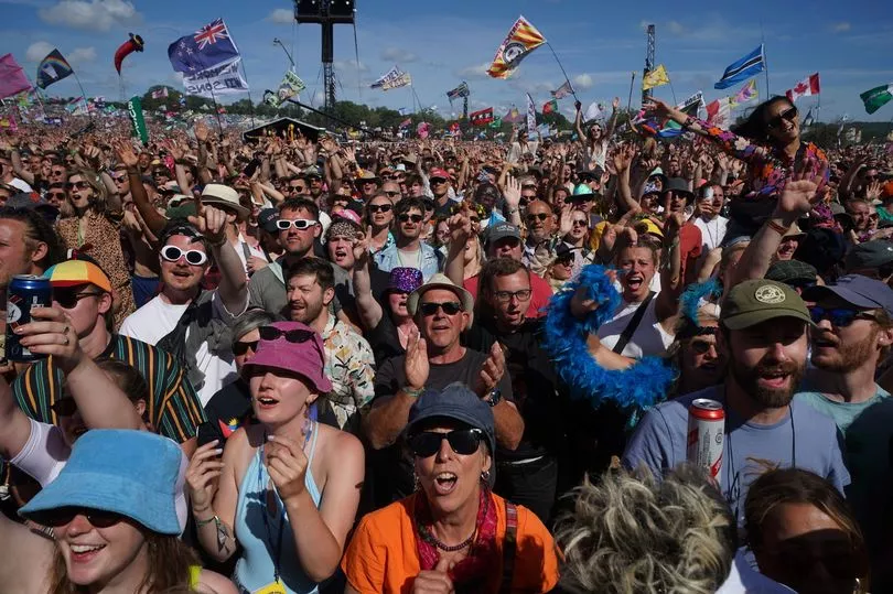 Glastonbury Festival: Fans Outraged By Conflicting Stage Times Glastonbury Festival: Fans Outraged By Conflicting Stage Times