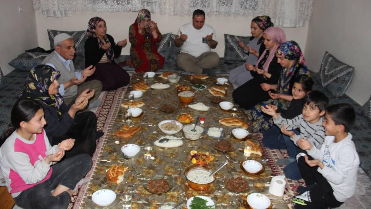 Hakkari'deki Hakim Ve Savcılar İçin Özel İftar Yemeği Hakkari'deki Hakim Ve Savcılar İçin Özel İftar Yemeği