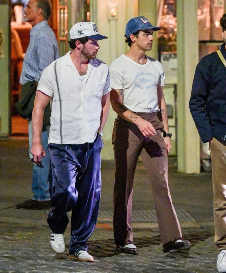 How Joe Jonas Handled A Couple's Argument About Him