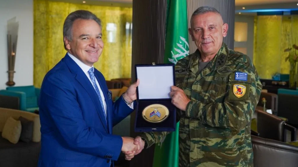 Η Επίσκεψη Τραμπ Στην Σαουδική Αραβία: Λεπτομέρειες Από Την Εκπληκτική Τελετή Υποδοχής Η Επίσκεψη Τραμπ Στην Σαουδική Αραβία: Λεπτομέρειες Από Την Εκπληκτική Τελετή Υποδοχής