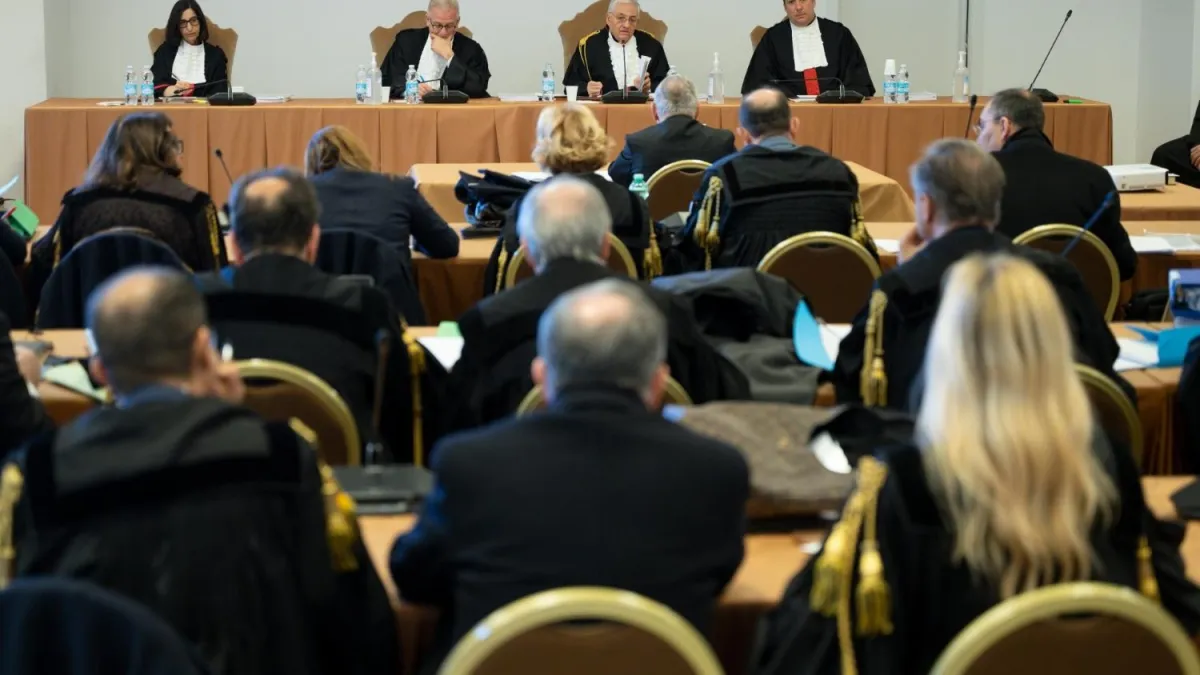 Il Cardinale Becciu: Chat Segrete, Processo Falsato E Accuse Di Infangazione Il Cardinale Becciu: Chat Segrete, Processo Falsato E Accuse Di Infangazione