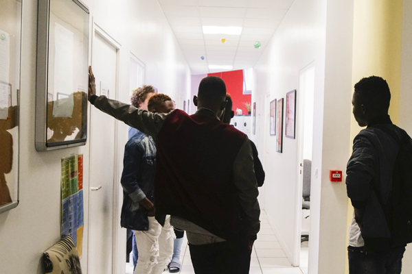 Incident À Cannes: Un Migrant Menace Une Famille Avec Un Cutter Incident À Cannes: Un Migrant Menace Une Famille Avec Un Cutter