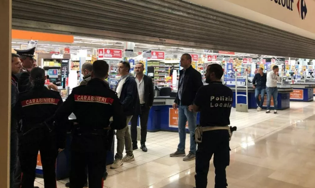 Investigim Pas Sulmit Me Thikë Në Qendër Tregtare Të Çekisë: Dy Të Vdekur Investigim Pas Sulmit Me Thikë Në Qendër Tregtare Të Çekisë: Dy Të Vdekur