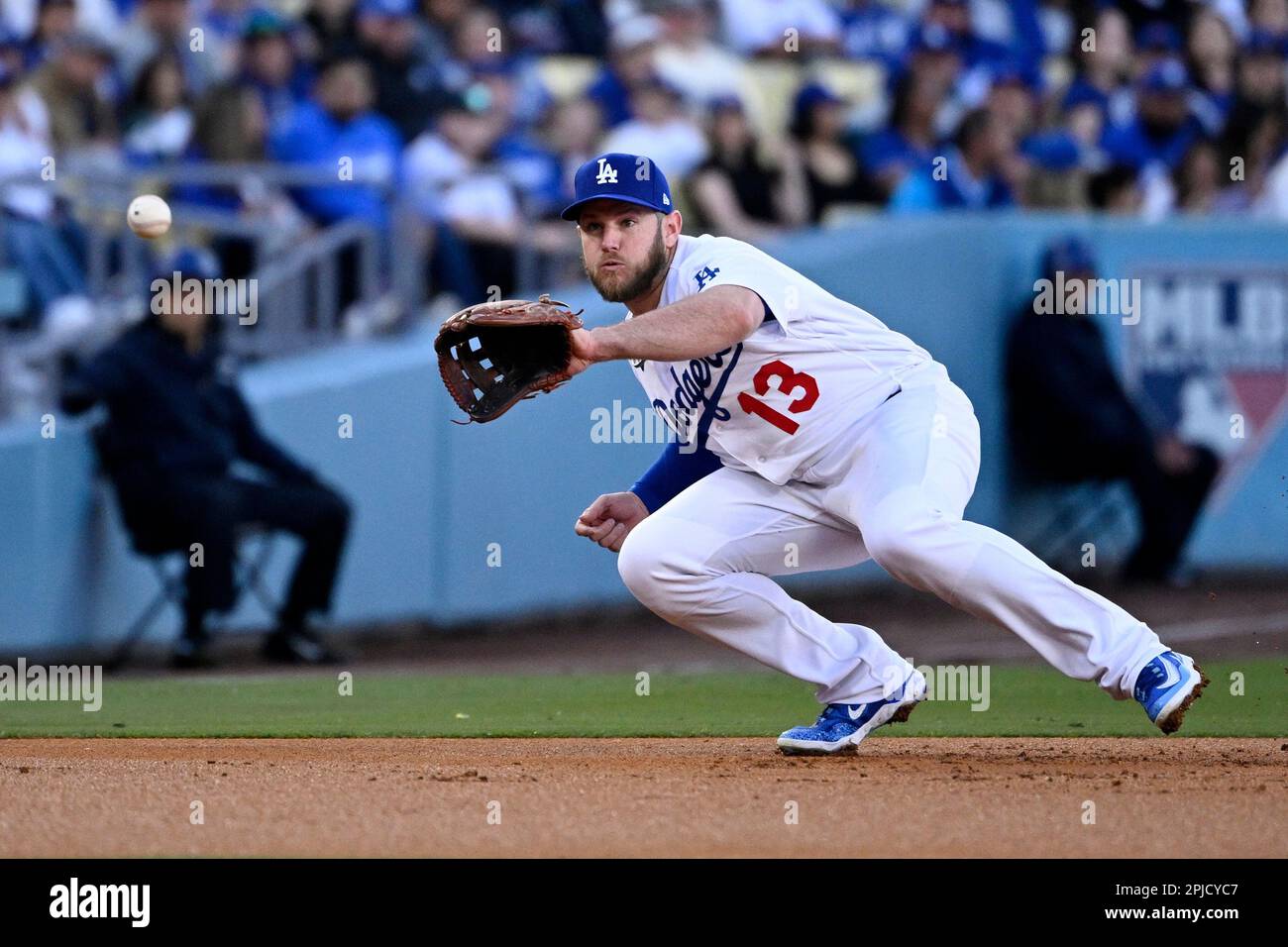 Japan Baseball: NFL Veteran's Casual Fly Ball Catch Steals Show From Muncy Japan Baseball: NFL Veteran's Casual Fly Ball Catch Steals Show From Muncy