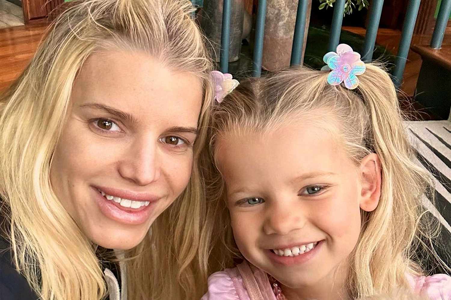 Jessica Simpson And Birdie: Adorable Twins In Yellow Swimsuits Jessica Simpson And Birdie: Adorable Twins In Yellow Swimsuits