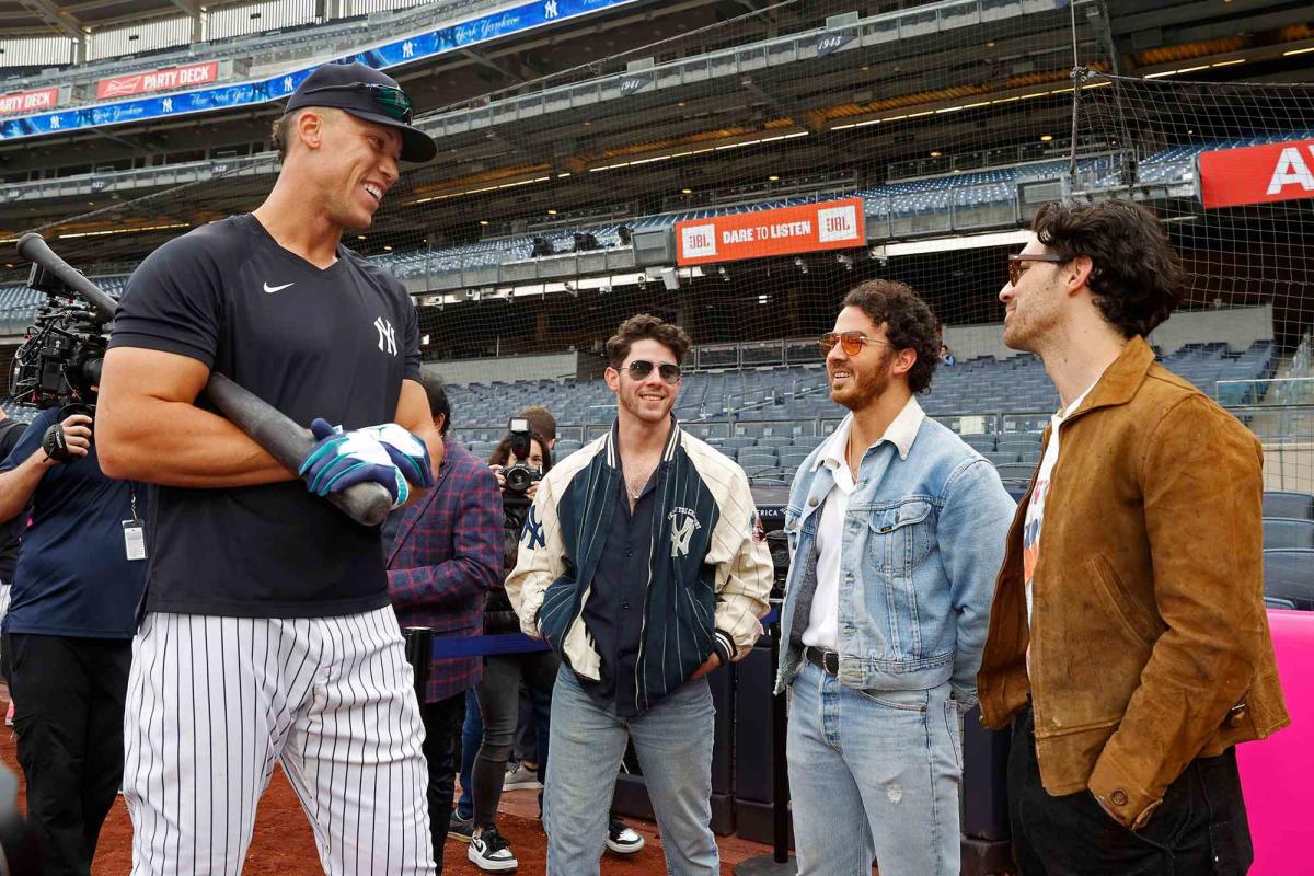 Joe Jonas Responds To Couple Arguing About Him Joe Jonas Responds To Couple Arguing About Him