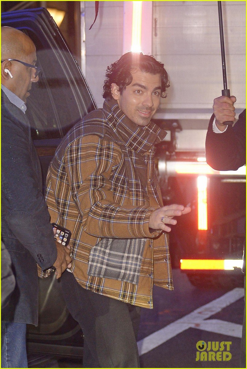 Joe Jonas: The Unexpected Response To A Fan Couple's Argument Joe Jonas: The Unexpected Response To A Fan Couple's Argument