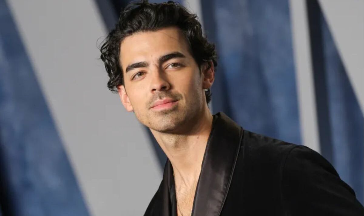 Joe Jonas's Reaction To A Couple Fighting Over Him Joe Jonas's Reaction To A Couple Fighting Over Him