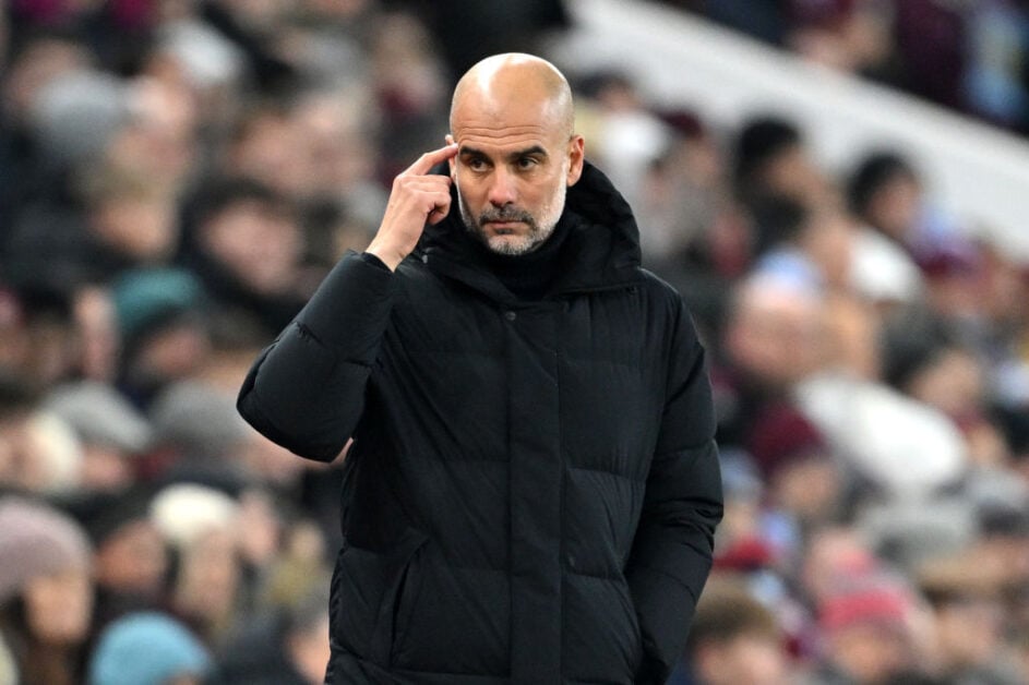 Journalist Focuses On Heitinga's Unique Coaching Style: Bum Pats And Forehead Kisses Journalist Focuses On Heitinga's Unique Coaching Style: Bum Pats And Forehead Kisses