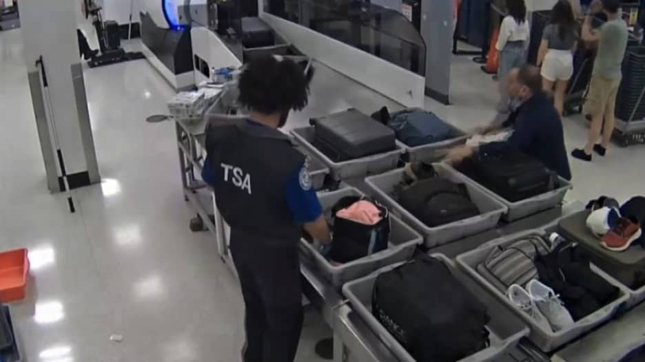 كاميرات مطار الجزائر تكشف سرقة حقائب مسافرين كاميرات مطار الجزائر تكشف سرقة حقائب مسافرين