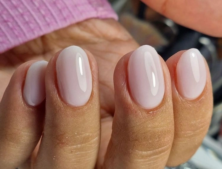 Lavender Milk Nails: Ein Zarter Look Für Frühling Und Sommer Lavender Milk Nails: Ein Zarter Look Für Frühling Und Sommer