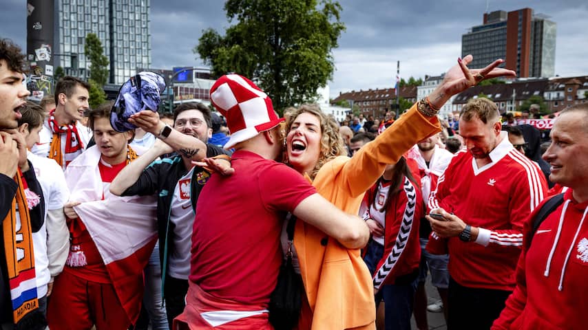 Liverpool Verzinkt In Oranjegekte: Nederlandse Fans Reizen Massaal Af Liverpool Verzinkt In Oranjegekte: Nederlandse Fans Reizen Massaal Af
